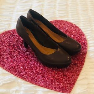 NWOT! Clarks Brown Leather Pumps Size 6.5M Shoes
